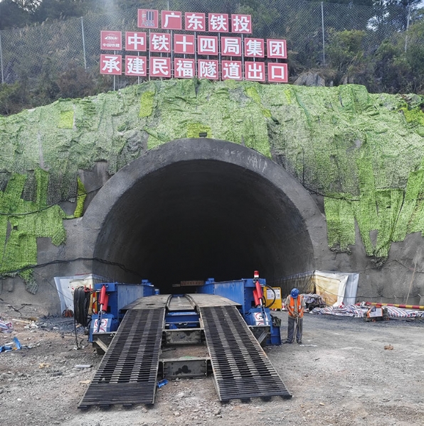 中鐵十四局深南高鐵SNSG-1項(xiàng)目液壓棧橋施工現(xiàn)場(chǎng)